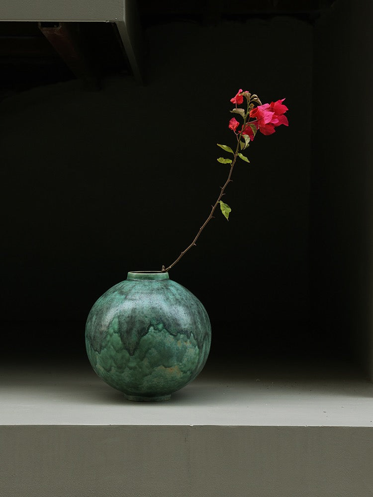 The Elegance of Oriental Design: Spotlight on the Vintage Ceramic Green Vase